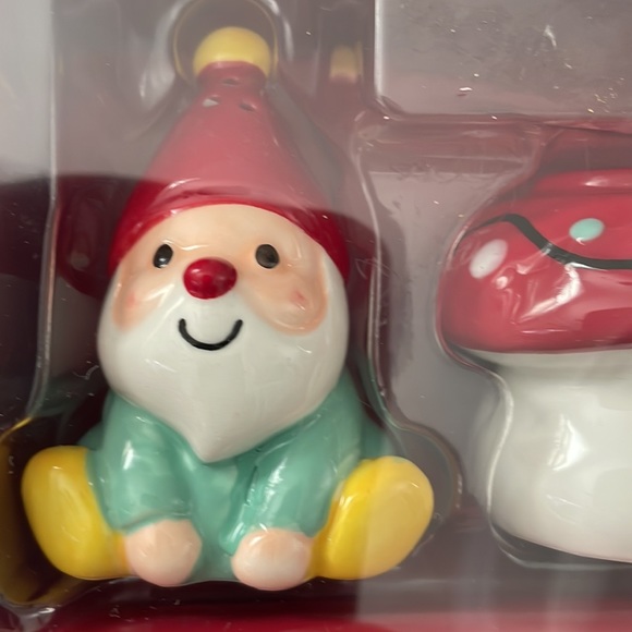 St Nicholas squareSalt and Pepper Shaker Set - Picture 4 of 5